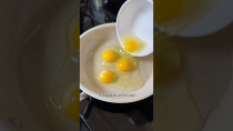 Thumbnail for How to fry perfect eggs starting with cold oil | Lisa Nguyen