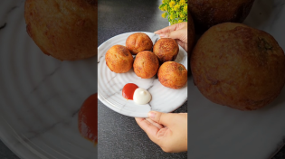 Thumbnail for Bread Pakora😍 #shorts #viralvideo #cooking #food #foodie #cookingvlog #snacks #bread #eveningsnacks | Poonam's Cookery