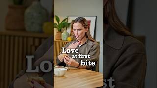 Thumbnail for Jennifer Garner tries her first ever Yorkshire Pudding | Dish Podcast